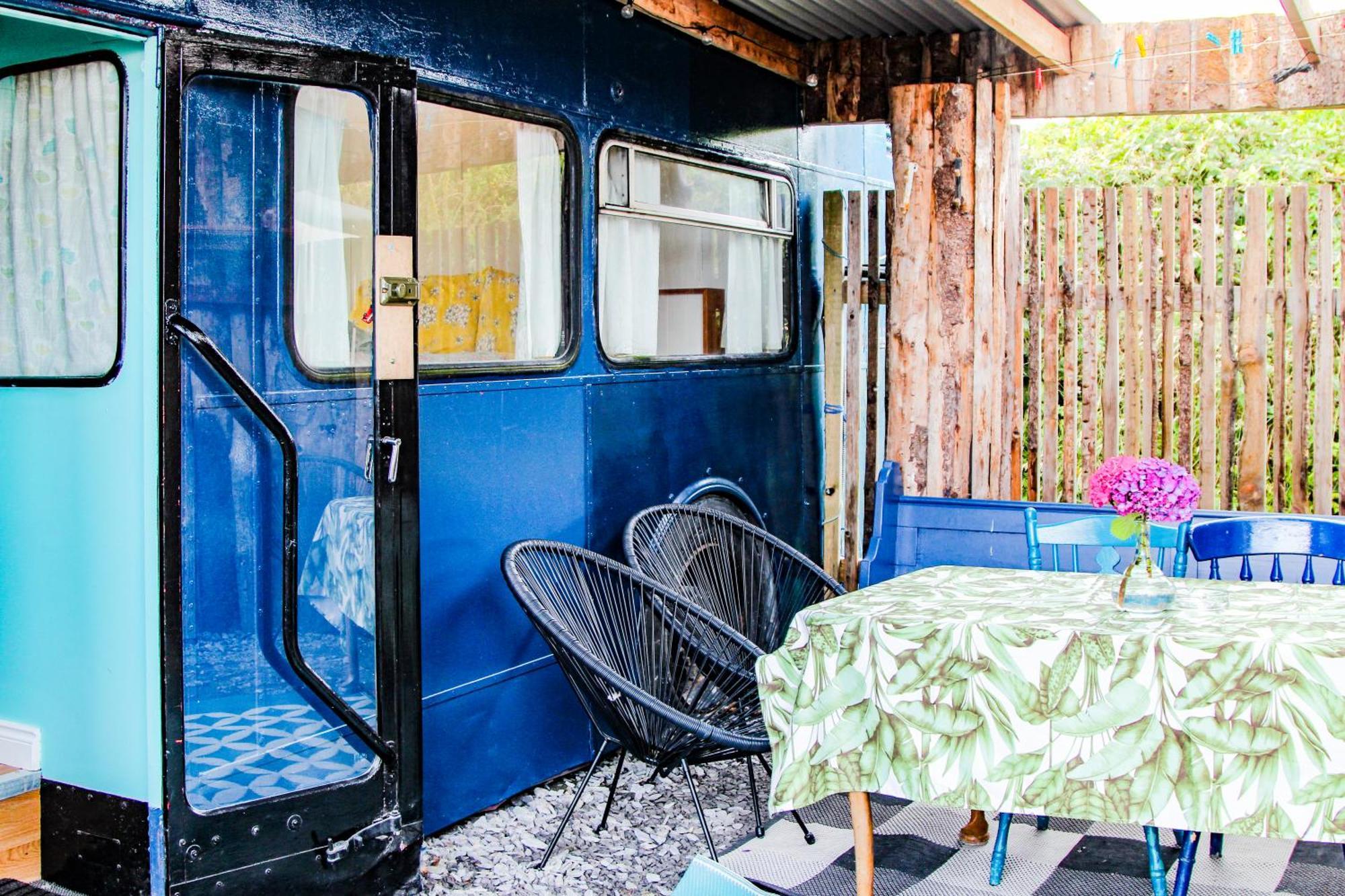 Double Decker Bus At Valentia Island Escape Hotel Chapeltown Buitenkant foto