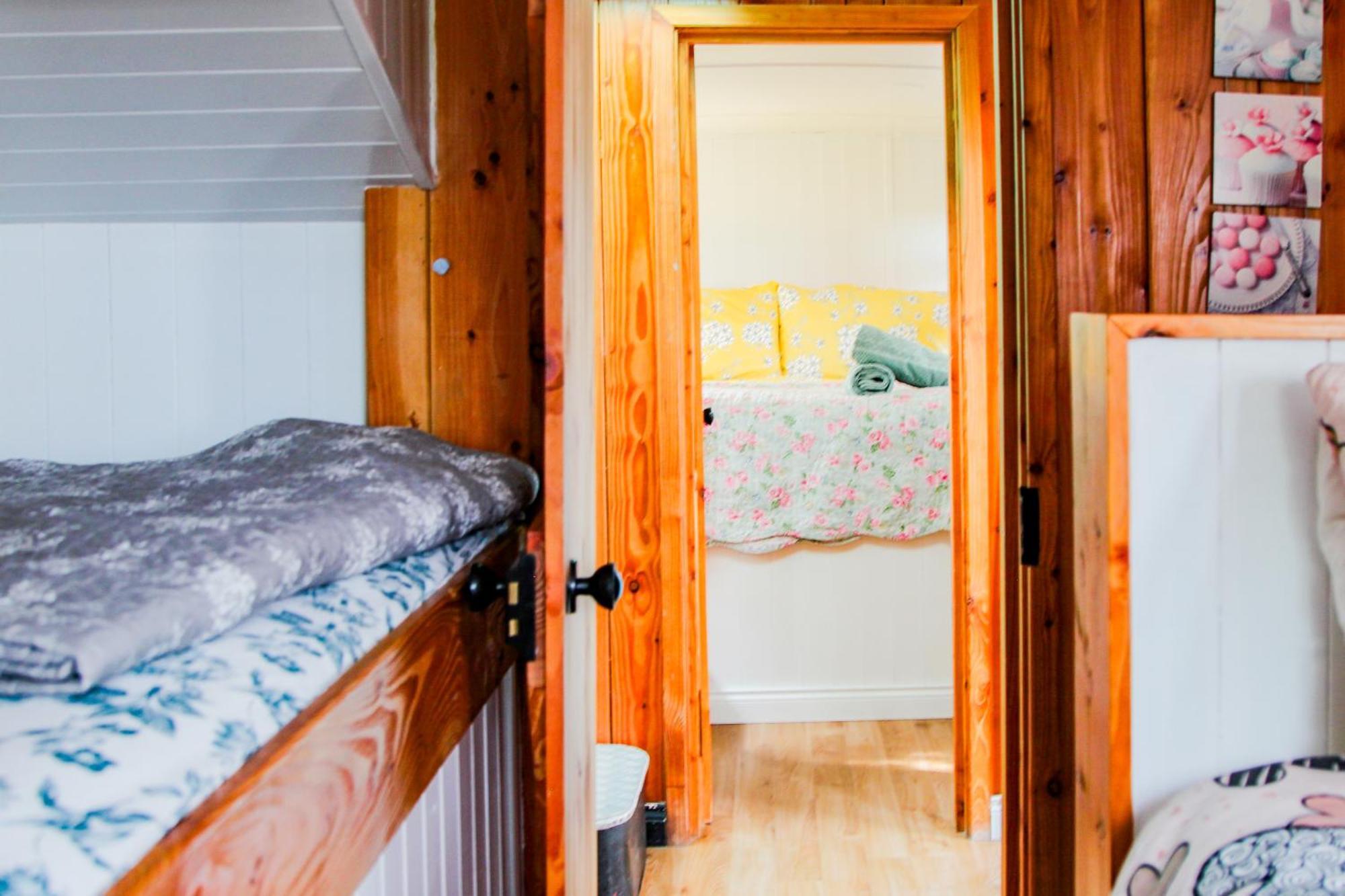 Double Decker Bus At Valentia Island Escape Hotel Chapeltown Buitenkant foto