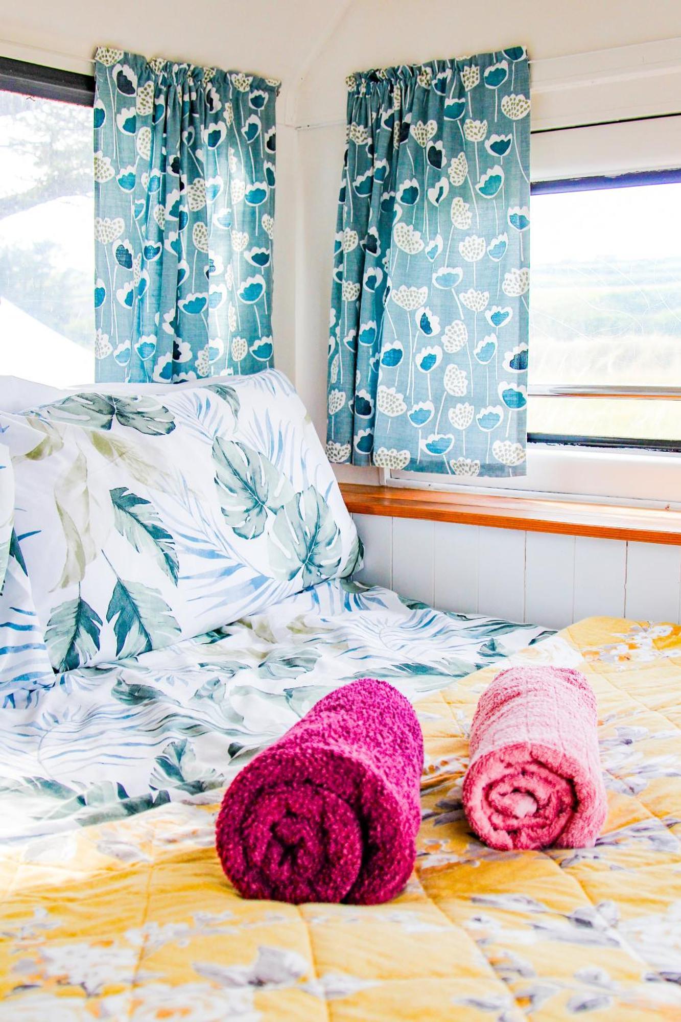 Double Decker Bus At Valentia Island Escape Hotel Chapeltown Buitenkant foto