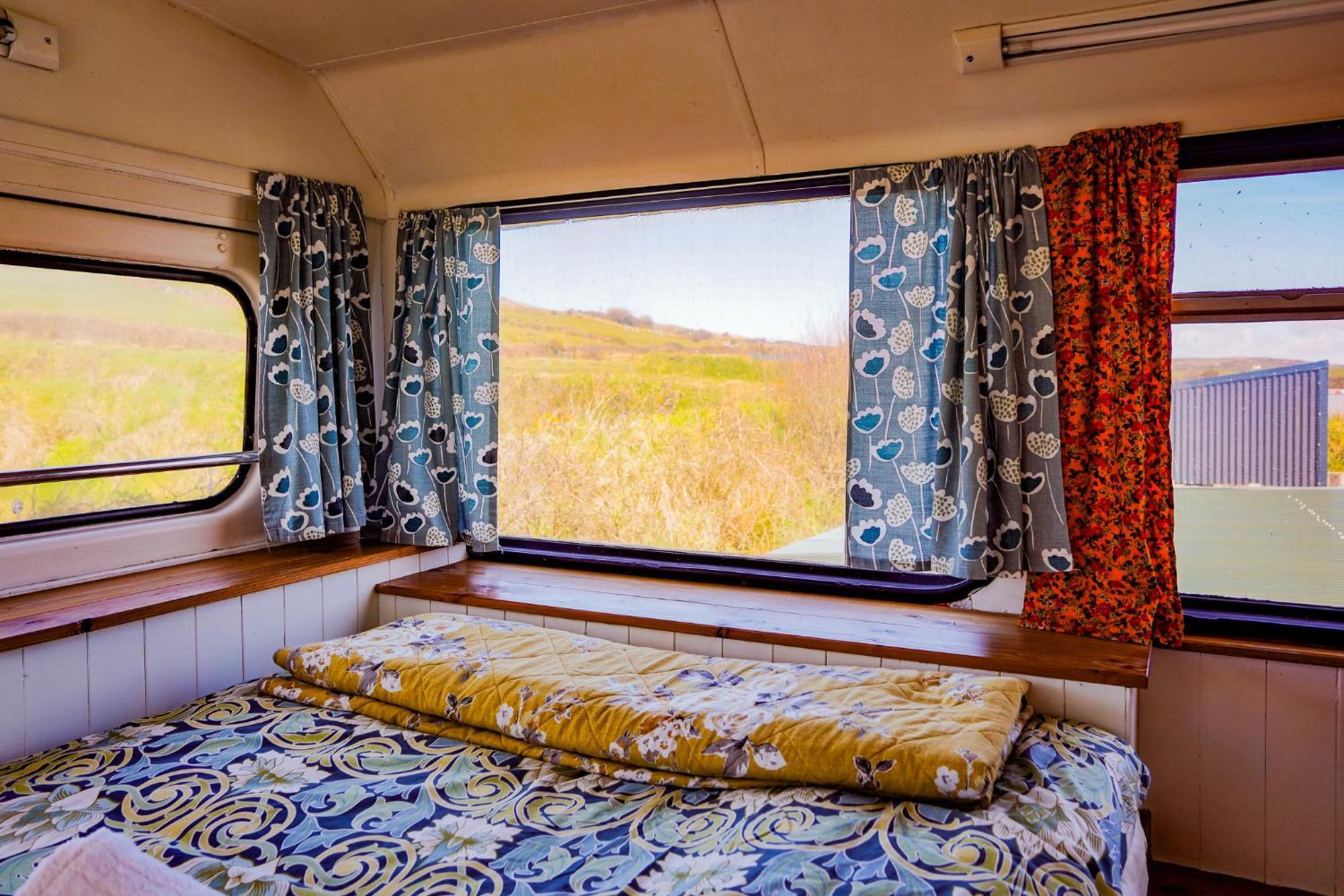 Double Decker Bus At Valentia Island Escape Hotel Chapeltown Buitenkant foto