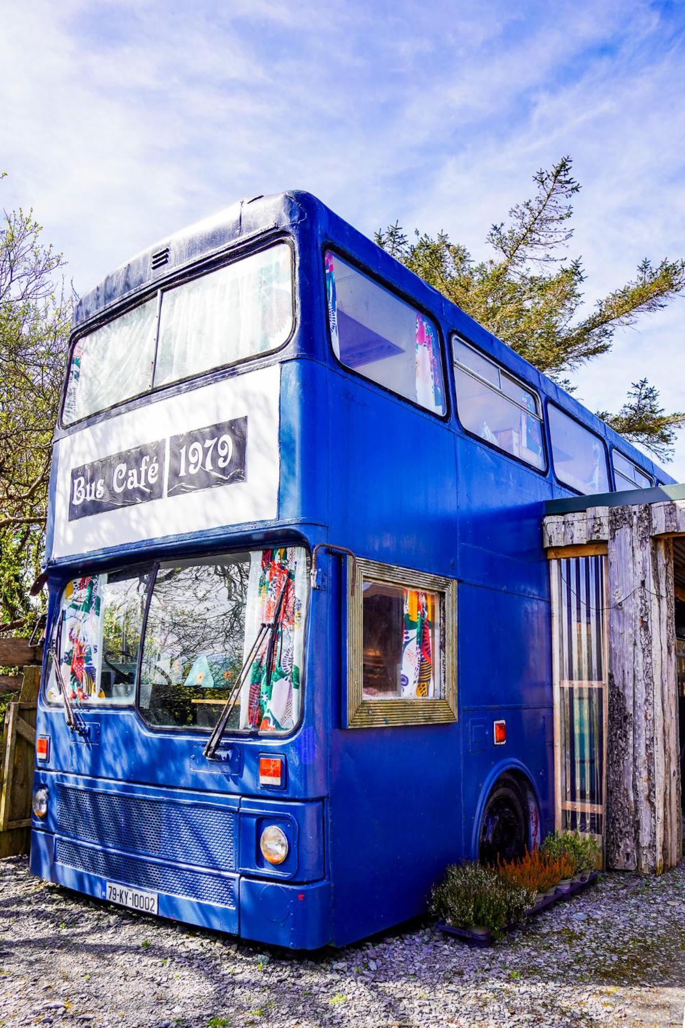 Double Decker Bus At Valentia Island Escape Hotel Chapeltown Buitenkant foto